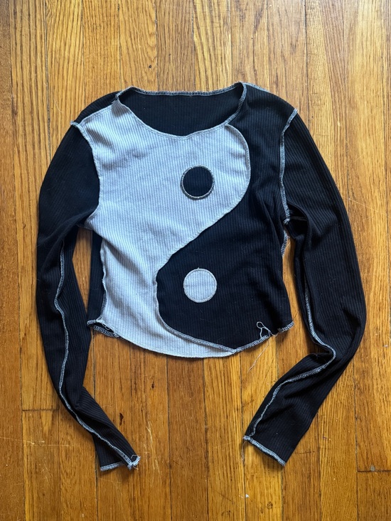 Tops - Yin Yang Ribbed Long Sleeve Crop Top - Black & Light Gray